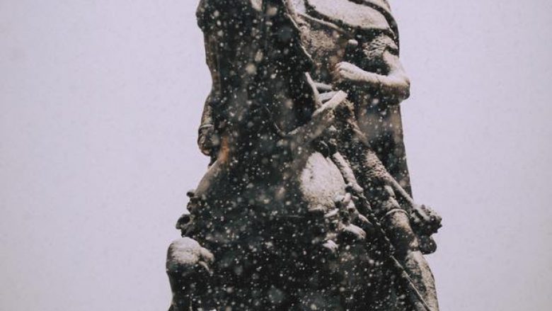 Edi Rama i gëzohet borës në Tiranë