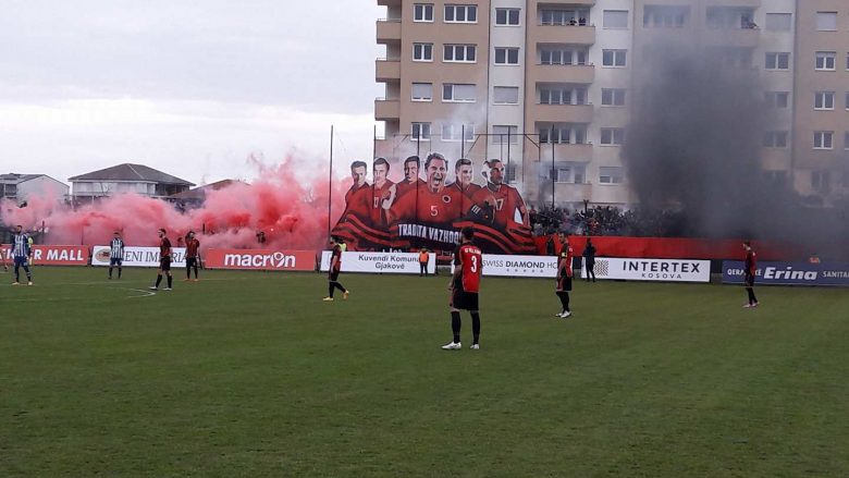 Atmosferë mbresëlënëse në Gjakovë, kapiteni i shqiptarëve Lorik Cana e fillon derbin mes Vëllaznimit dhe Prishtinës (Foto)