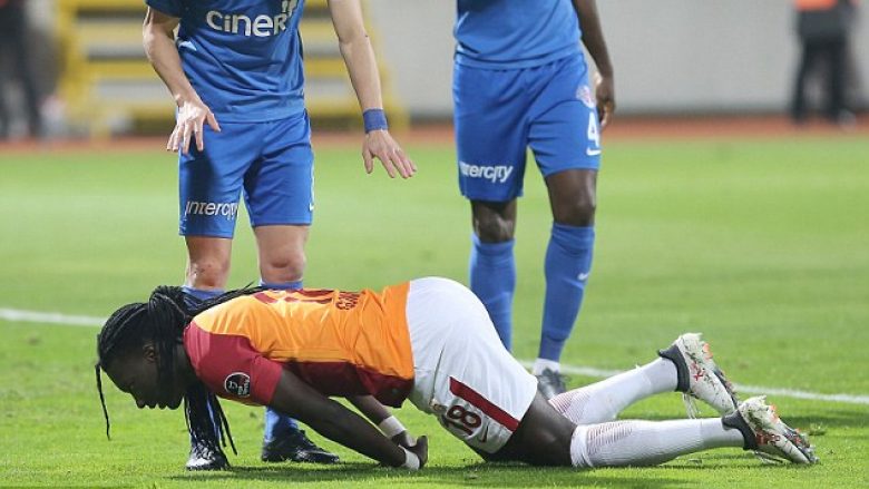 Gomis humb ndjenjat gjatë ndeshjes me Galatasarayn, por arrin të luajë për 90 minuta