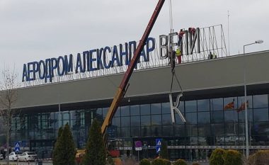 Shkronjat e “Aleksandar Veliki” largohen nga aeroporti i Shkupit (Foto)