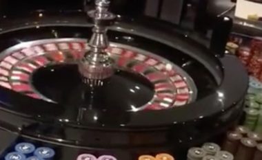 Braktisi universitetin për lojërat e fatit: Vendosi rreth 48 mijë euro në rulet, të pranishmit prisnin “pa frymë” për rezultatin (Video)