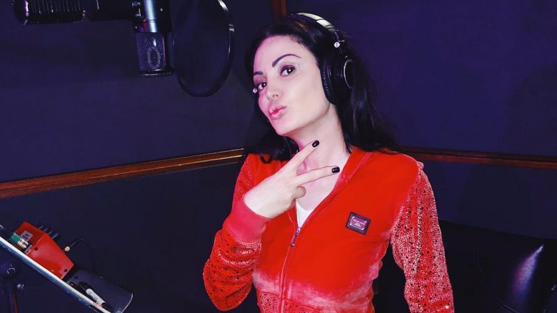 Bleona në studio, përgatit këngën e re