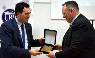 UBT me ceremoni për nder të 10-vjetorit të Pavarësisë, nderon diplomatin Chad Rogers