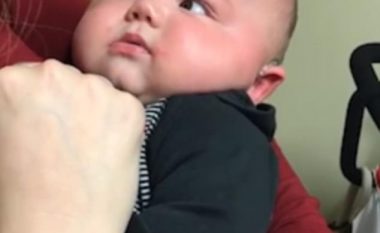 Dëgjon për herë të parë, vogëlushi qetësohet dhe ndalon së qari (Video)
