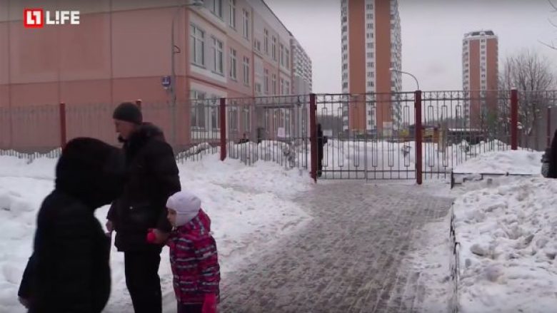 Edukatoret e harruan jashtë, trevjeçarja vdes nga të ftohëtit (Foto)