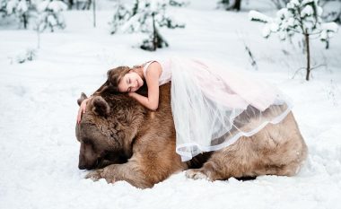 Fëmijët pozojnë me ariun 300 kilogramësh, të adoptuar nga një familje (Foto)