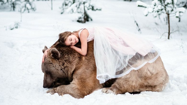 Fëmijët pozojnë me ariun 300 kilogramësh, të adoptuar nga një familje (Foto)