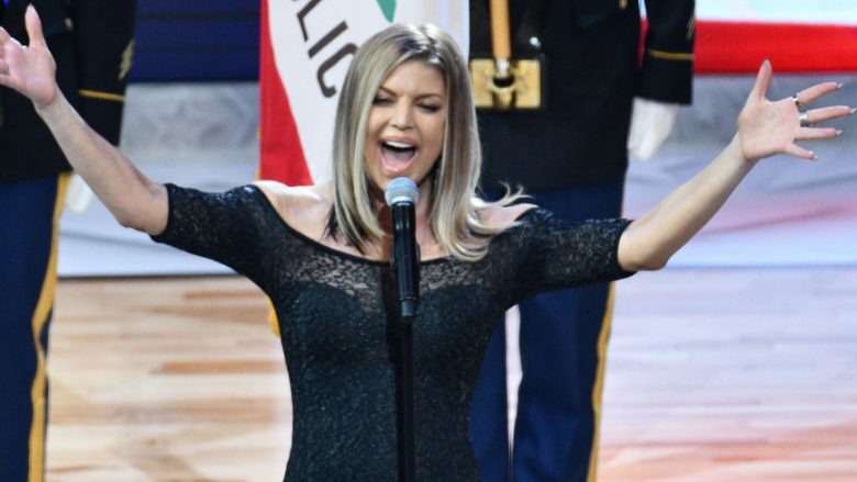 “Fergie e shkatërroi Himnin kombëtar” – kritika dhe tallje me këngëtaren për interpretimin më të keq të himnit në All-Star