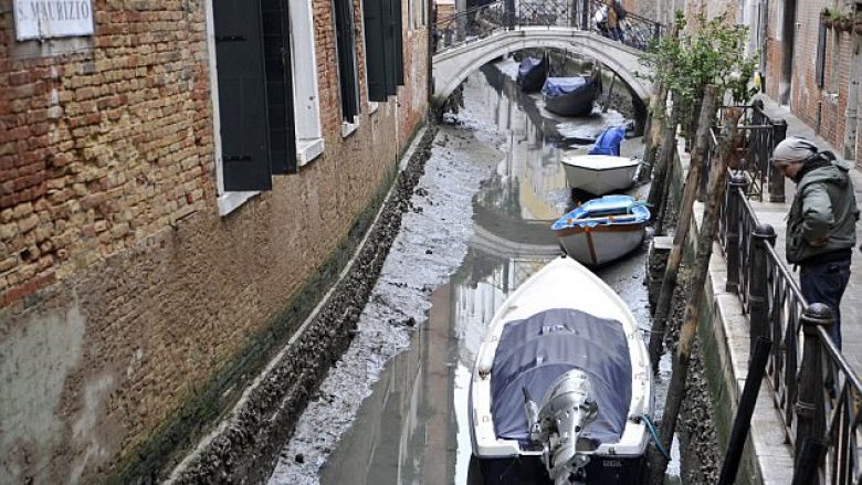Gondolat mbesin në baltë, thahen shumica e kanaleve të Venedikut (Foto)
