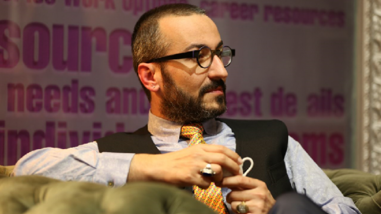 Biznesmeni shqiptar e pranon se është homoseksual, tregon reagimin e familjes