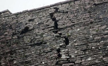 Po dëmtohet kalaja e Gjirokastrës (Video)