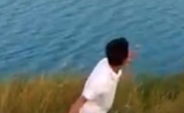 Këlyshin e hedhur në lumë, krokodili e hëngri brenda pak sekondash (Video)