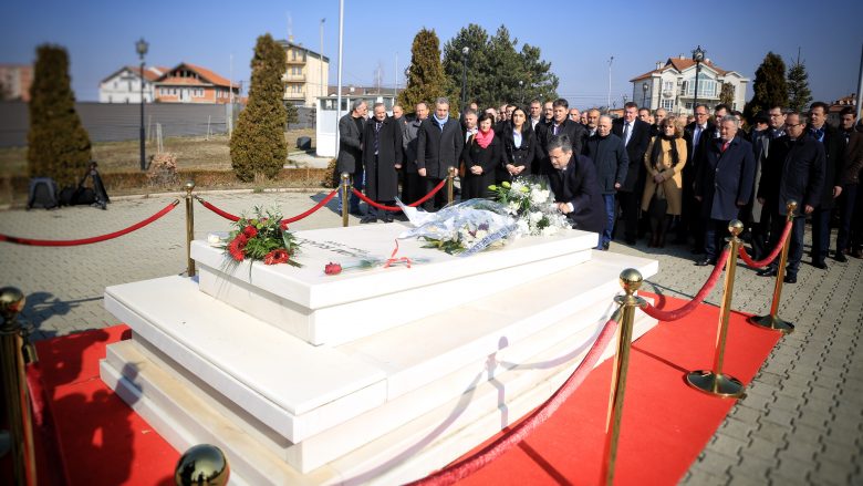 Anëtarë të LDK-së homazhe te varri i Rugovës