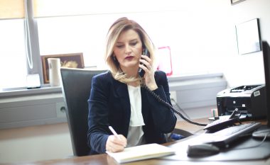 Hoxha bisedë telefonike me Hahn: Kosova do të avancojë në rrugën drejt BE-së, do të punojmë më shumë