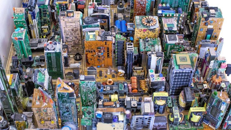 Manhattan në miniaturë: Maketi i qytetit nga pjesët e kompjuterit, bateritë dhe telefonat e prishur (Video)