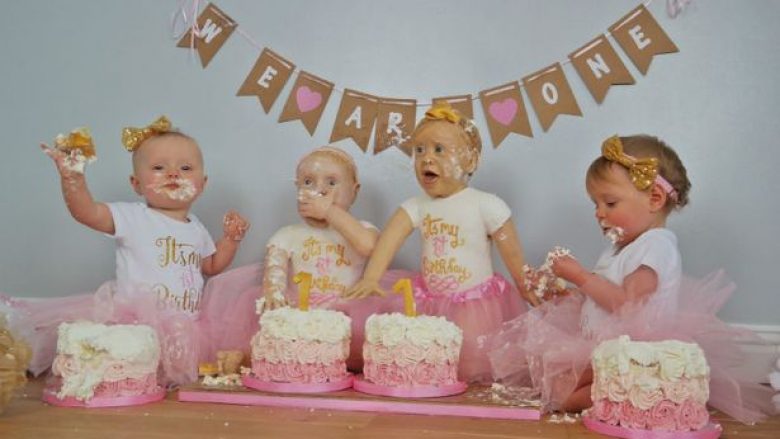 Nëna punoi dy torte që ngjajnë shumë me vajzat e saj binjake (Video)