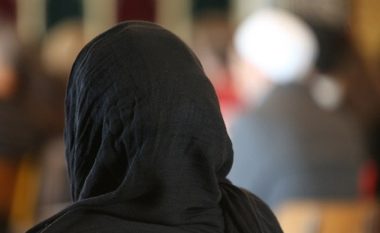 New York City do t’ua paguajë 180 mijë euro tri grave myslimane, që u detyruan t’i heqin mbulesat për të bërë fotografinë e arrestit (Foto)