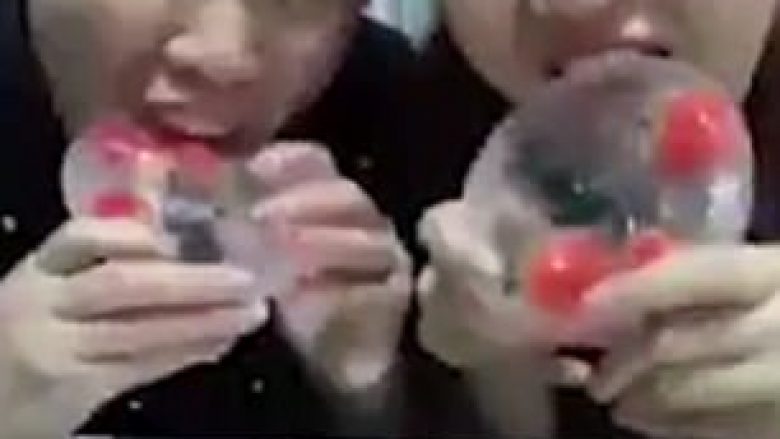Ngrënia e akullit para kamerës, trendi më i përhapur në rrjetet sociale kineze (Video)