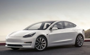 Pronarët po kanë probleme absurde me Tesla Model 3 (Foto)