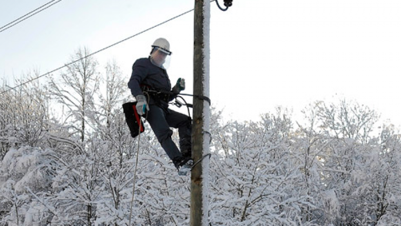 Reshjet e borës shkaktojnë probleme me energjinë elektrike në Maqedoni