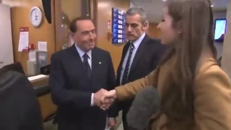 Berlusconi ngacmon gazetaren e BBC-së, shkak shtrëngimi “i fortë” i dorës (Video)