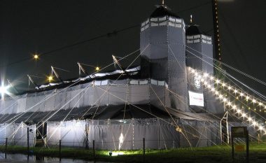 ‘Tenda më e madhe ndonjëherë’ u montua nga 40 vullnetarë që punuan për një javë (Foto)