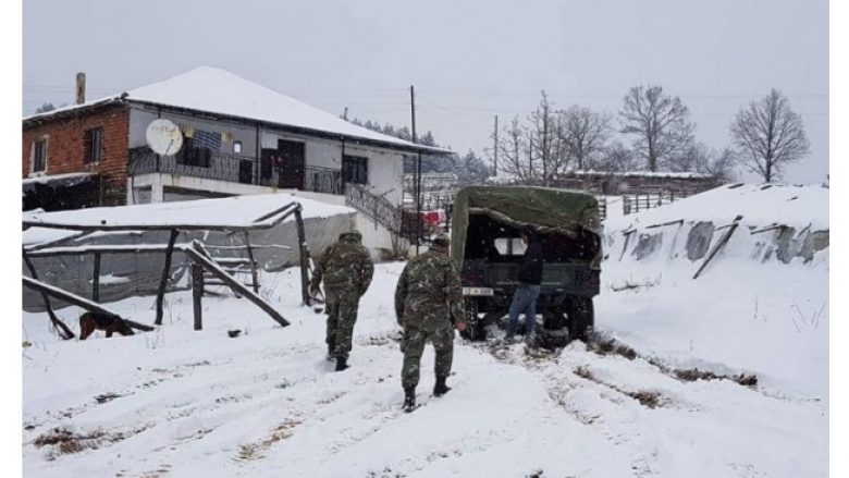 Ushtria e shtetit ndihmon dërgimin e dy fëmijëve në spitalin e Shtipit