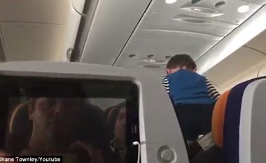 Udhëtarët e aeroplanit u shqetësuan për tetë orë, nga britmat e një fëmije (Video)