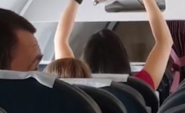 Udhëtarja thau brekët në ventilatorin e aeroplanit (Video)