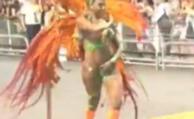 Valltares së karnavalit i shqyhet kostumi, i zbulon pjesën intime (Video)