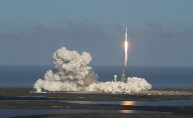 "Filloni të kurseni që tani”: Falcon Heavy ka provuar se mund të fluturojë, do të jetë në gjendje t’ju dërgojë në Mars! (Foto/Video)