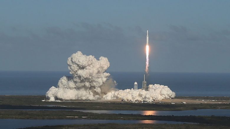 “Filloni të kurseni që tani”: Falcon Heavy ka provuar se mund të fluturojë, do të jetë në gjendje t’ju dërgojë në Mars! (Foto/Video)