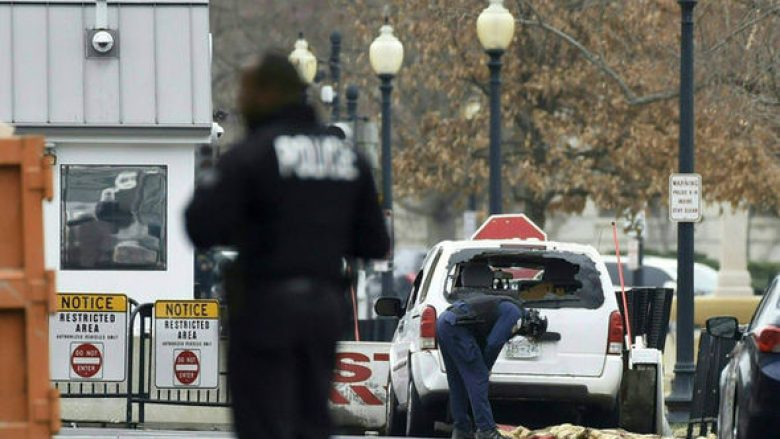 Incident jashtë Shtëpisë së Bardhë, një veturë përplaset për pengesat e sigurisë (Foto/Video)
