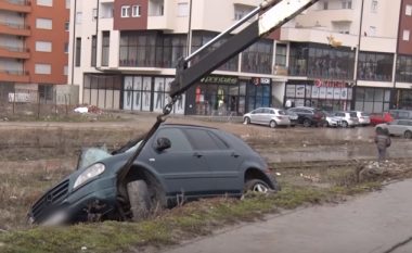 Aksident në Prizren, nga shpejtësia humb kontrollin dhe godet shtyllën elektrike (Video)