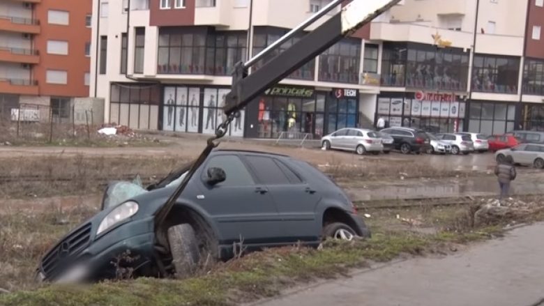 Aksident në Prizren, nga shpejtësia humb kontrollin dhe godet shtyllën elektrike (Video)