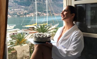 Me tortë ditëlindjeje në bregdetin e Kotorit, Agnesa Vuthaj nuk e zbulon personin me të cilin festoi ditëlindjen (Foto)