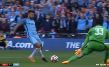 City i papërmbajtshëm në fillim të finales, Aguero shënon për epërsinë (Video)