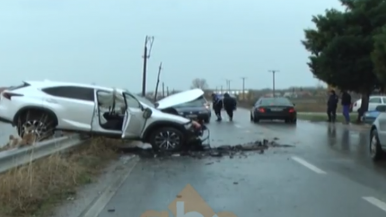 Pamje nga vendi i aksidentit të tmerrshëm në Velipojë, ku humbi jetën babai me dy fëmijët (Video)