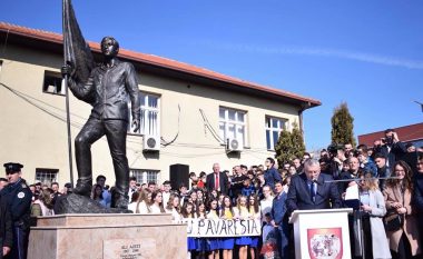 Në Podujevë u zbulua shtatorja e heroit Ali Ajeti