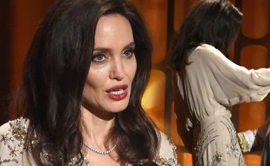 Angelina Jolie: Po i mësoj vajzat të luftojnë për të drejtat e tyre!