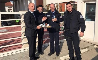 Haradinaj qeras me kafe policët në lagjen e tij