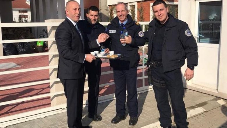 Haradinaj qeras me kafe policët në lagjen e tij