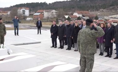 Haradinaj homazhe në Prekaz: Rrugë e gjatë e sakrificë e madhe deri në liri