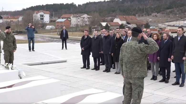 Haradinaj homazhe në Prekaz: Rrugë e gjatë e sakrificë e madhe deri në liri