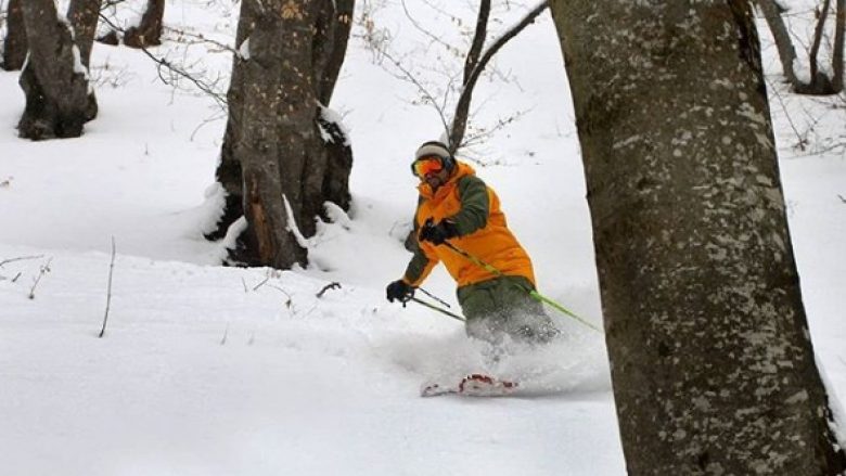 Skijim nëpër rrugët e Prishtinës, Snownjeri bën atraksion në këto ditë me borë (Foto)