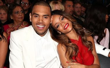 Chris Brown e kishte rrahur para nëntë vjetëve, sot e fton në një turne botëror Rihannën