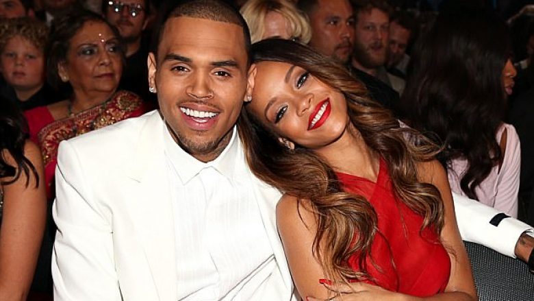 Chris Brown e kishte rrahur para nëntë vjetëve, sot e fton në një turne botëror Rihannën