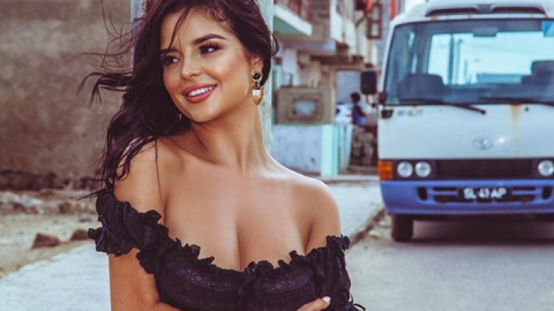 Demi Rose tregon linjat e saj atraktive në bikini buzë Mykonosit