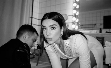 Dua Lipa pozon gjysmë-lakuriq (Foto)