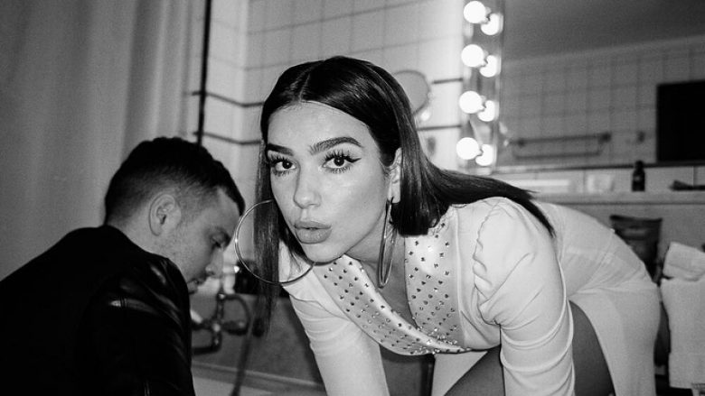 Dua Lipa pozon gjysmë-lakuriq (Foto)